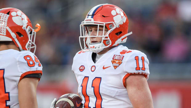 Clemson tight end Sage Ennis (11) during pregame before the 2021 Cheez-It Bowl at Camping World Stadium in Orlando, Florida Wednesday, December 29, 2021. NCAA Football Cheez It Bowl Iowa State Vs Clemson